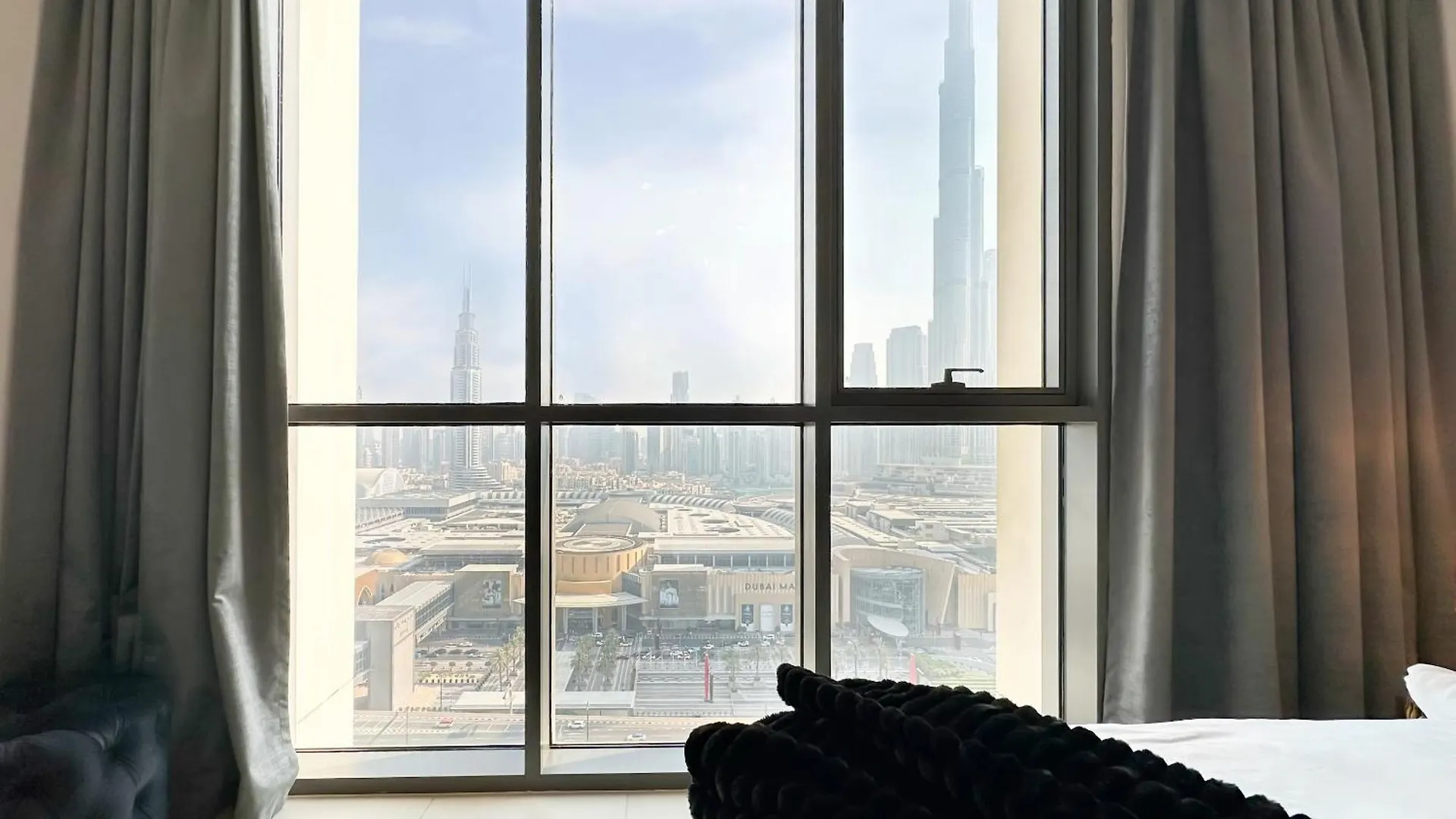 Stylish 2 Bedroom Dior-Inspired Apartment Connected To Dubai Mall איחוד האמירויות הערביות